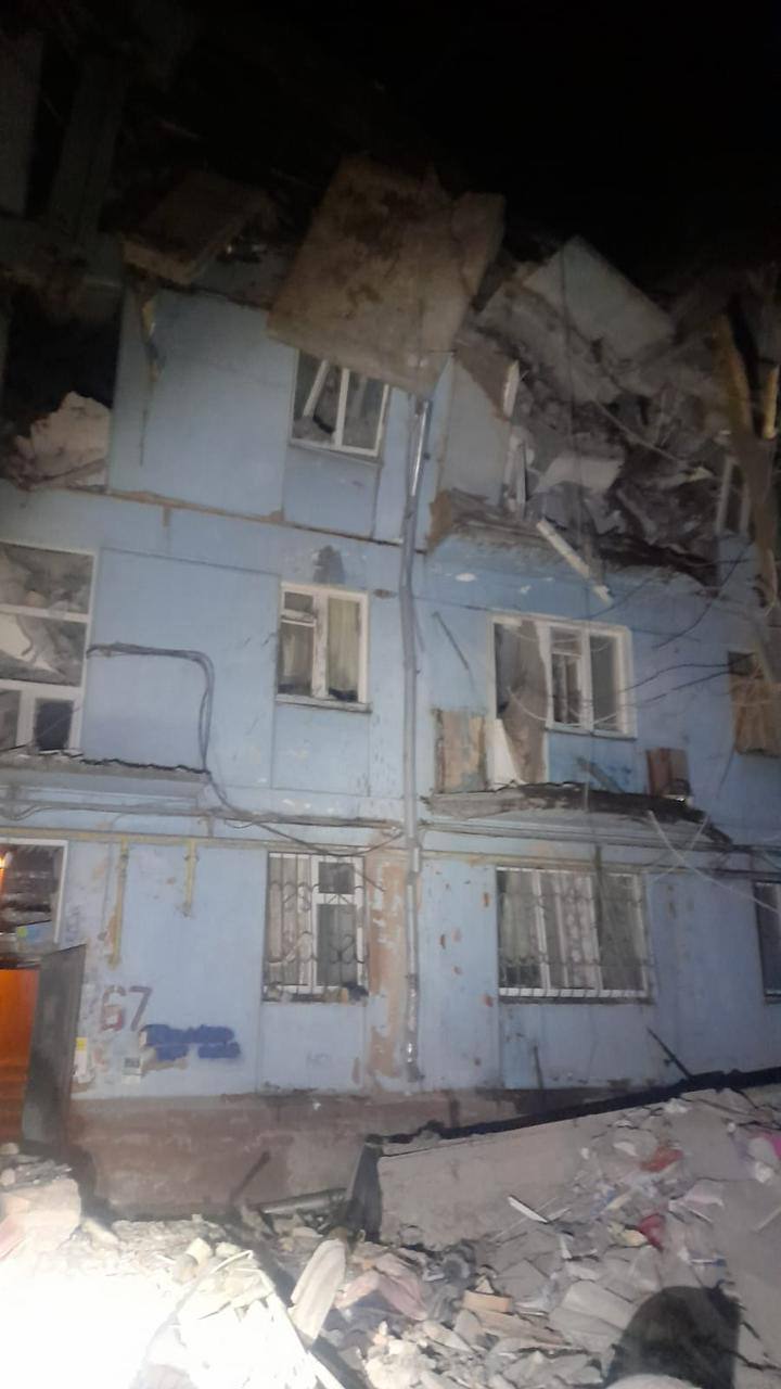3 загиблих, 5 в лікарні та 20 евакуйовано: росіяни влучили в багатоповерхівку Запоріжжя