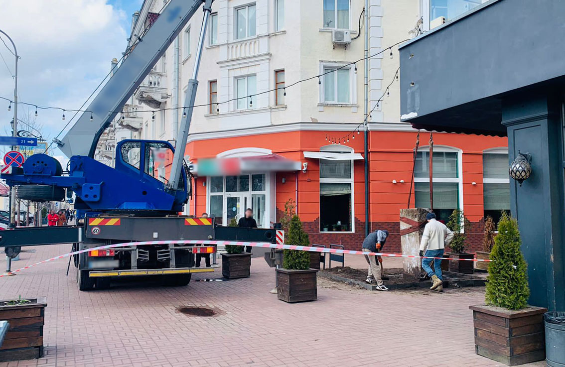 Викрадений пам’ятний знак з центра Чернігова повернули на місце. ФОТО
