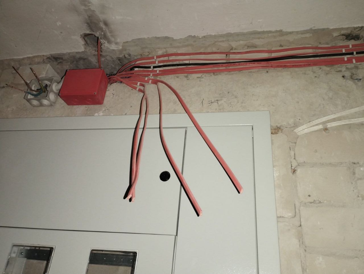 В обстріляному росіянами будинку у Чернігові невідомі зрізали високовольтний кабель