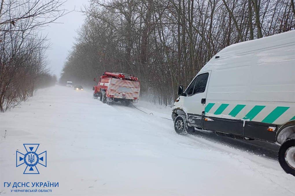 На Чернігівщині зі снігових заметів рятувальники вивільнили 195 автівок та надали допомогу 472 людям