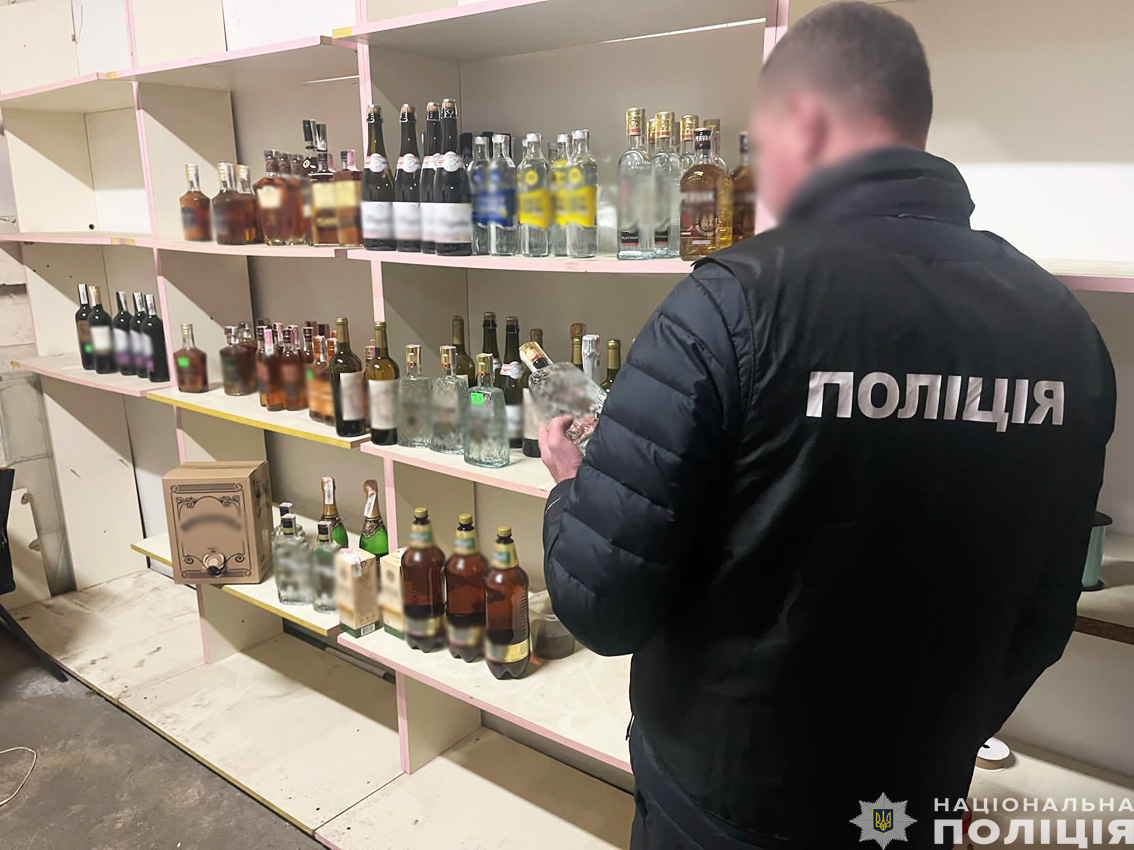 Двоє чернігівців торгували фальсифікованим алкоголем: поліція вилучила понад 2 тони «елітного» спиртного. ФОТО