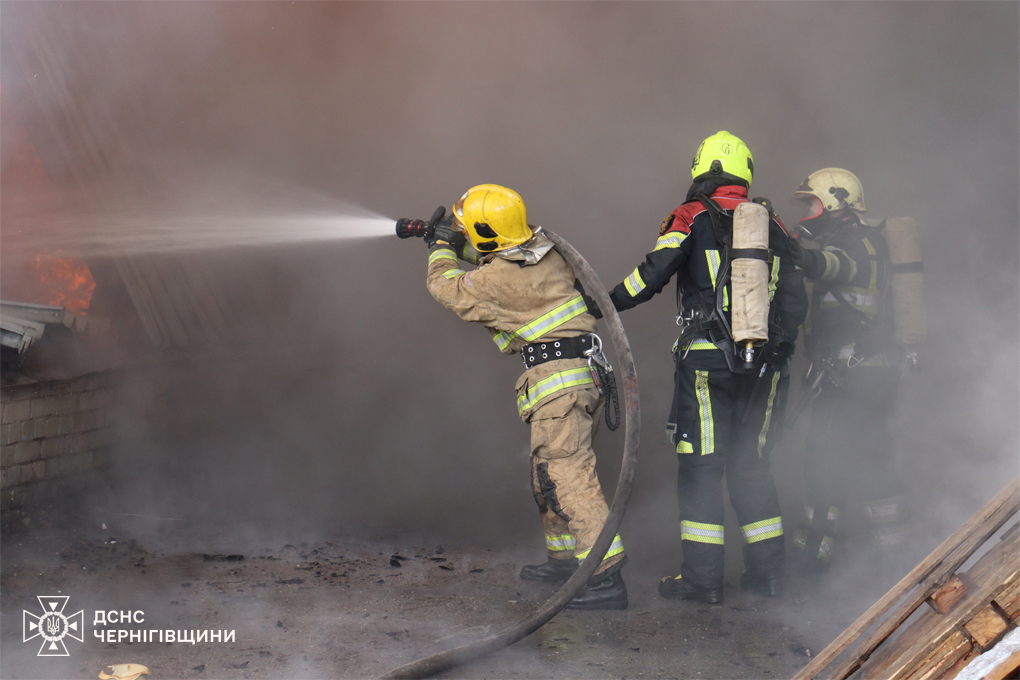 25 вогнеборців ліквідовували пожежу ангара у Чернігові на Любецькій. ФОТО