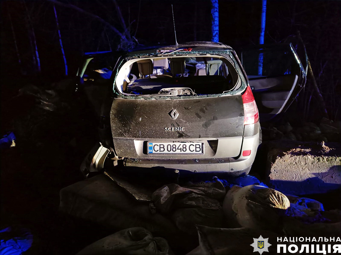 На виїзді з Корюківки автівка влетілаа у непрацюючий блокпост: водій загинув
