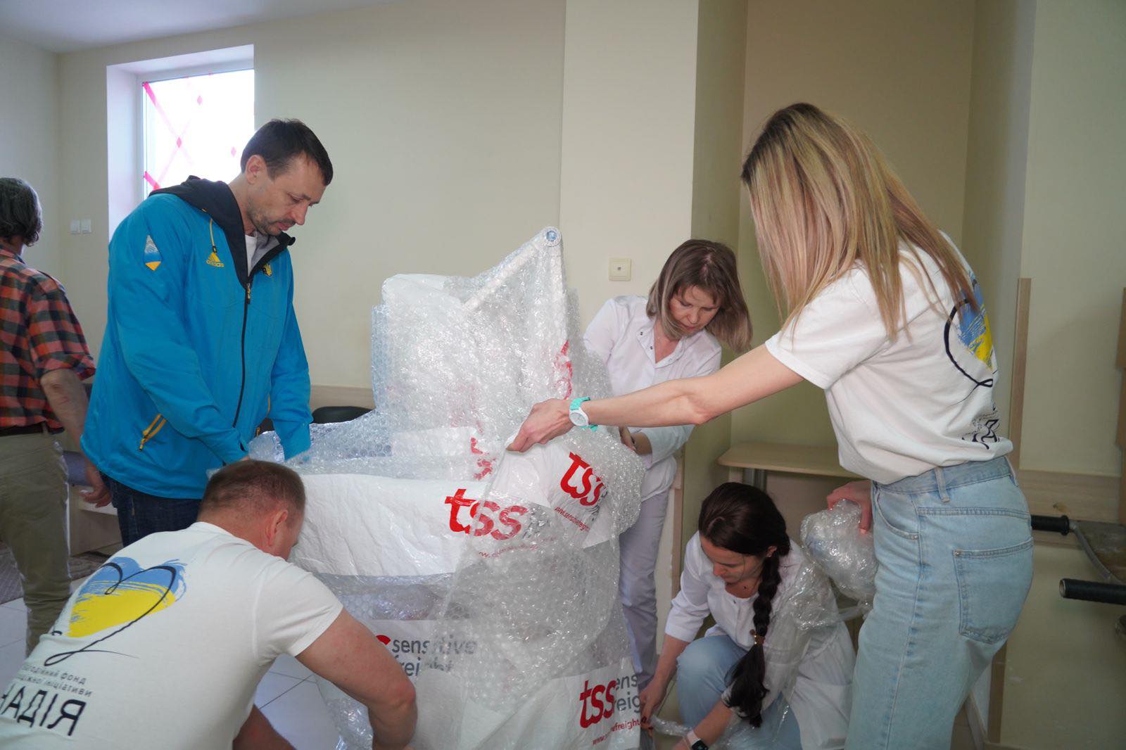 Валерій Дубіль з командою передав гуманітарний вантаж у 5 лікарень прифронтового Дніпра