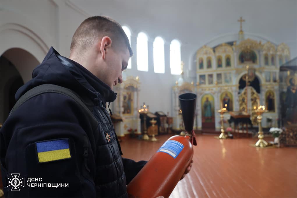 Безпечний Великдень: на Чернігівщині рятувальники перевіряють дотримання пожежної безпеки в храмах