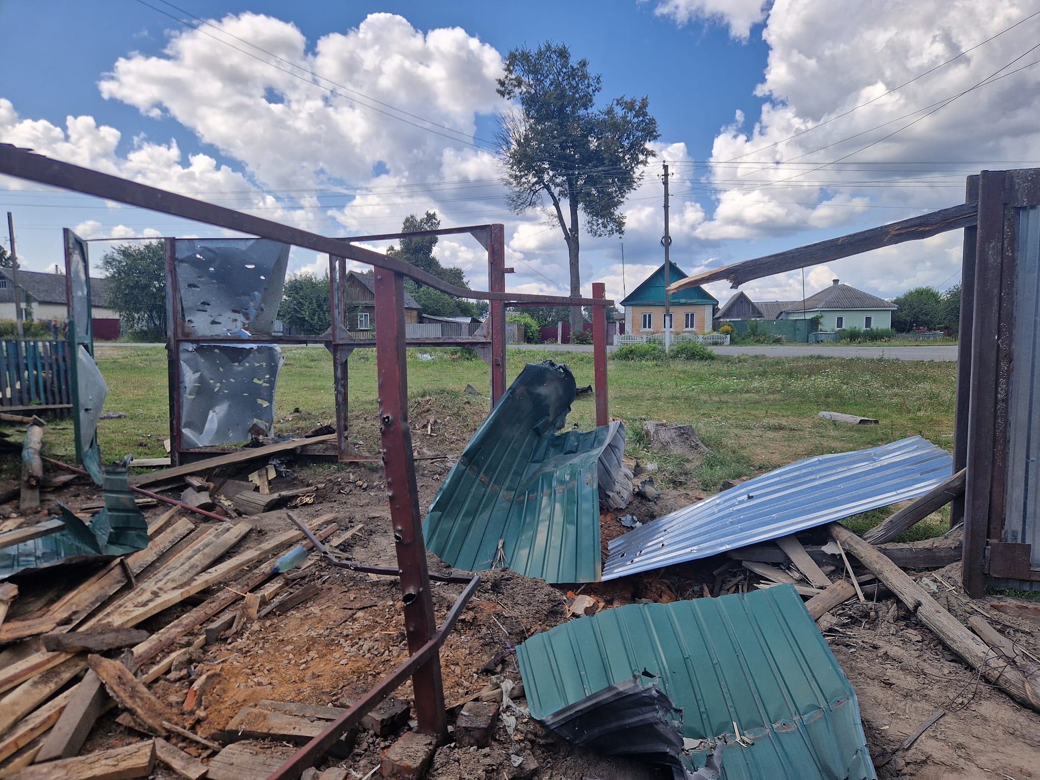 Росіяни обстріляли прикордонну Семенівку: пошкоджені будинки, загинули домашні тварини. ФОТО