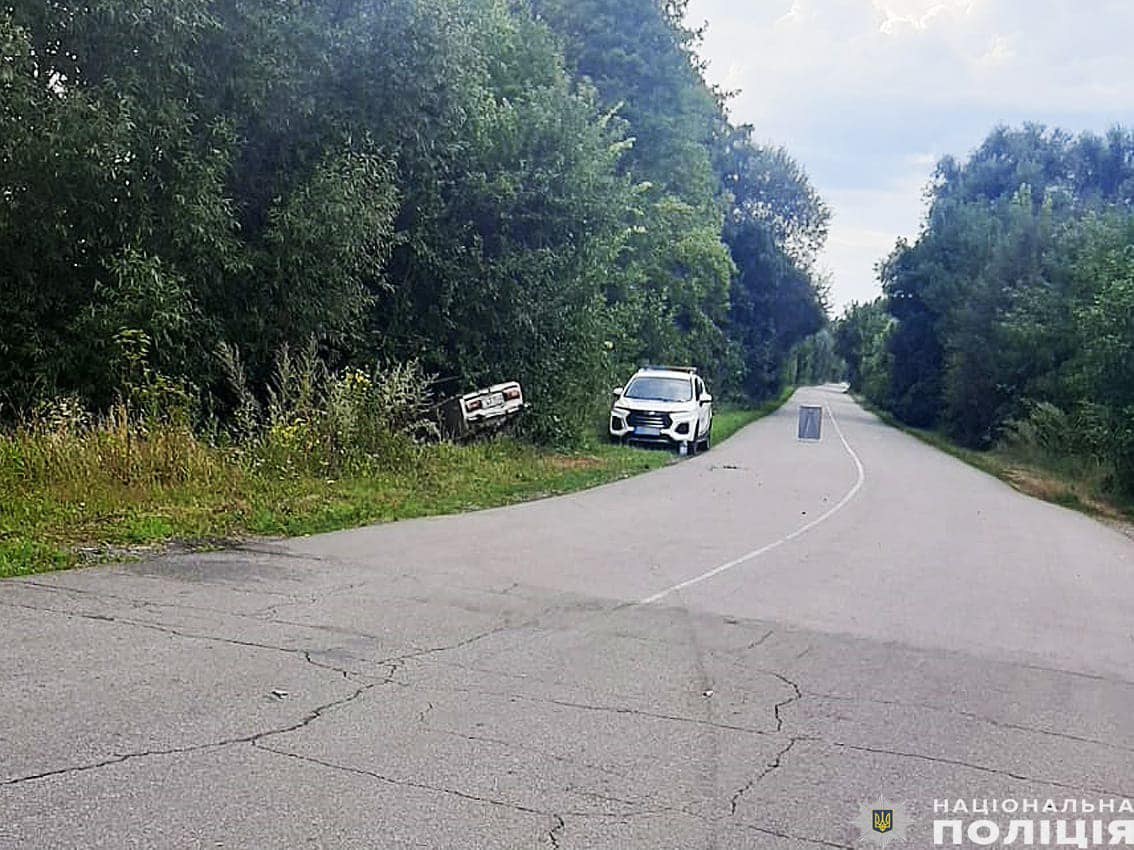 У Ніжинському районі 19-річний водій на легковику врізався в дерево: троє людей в лікарні. ФОТО