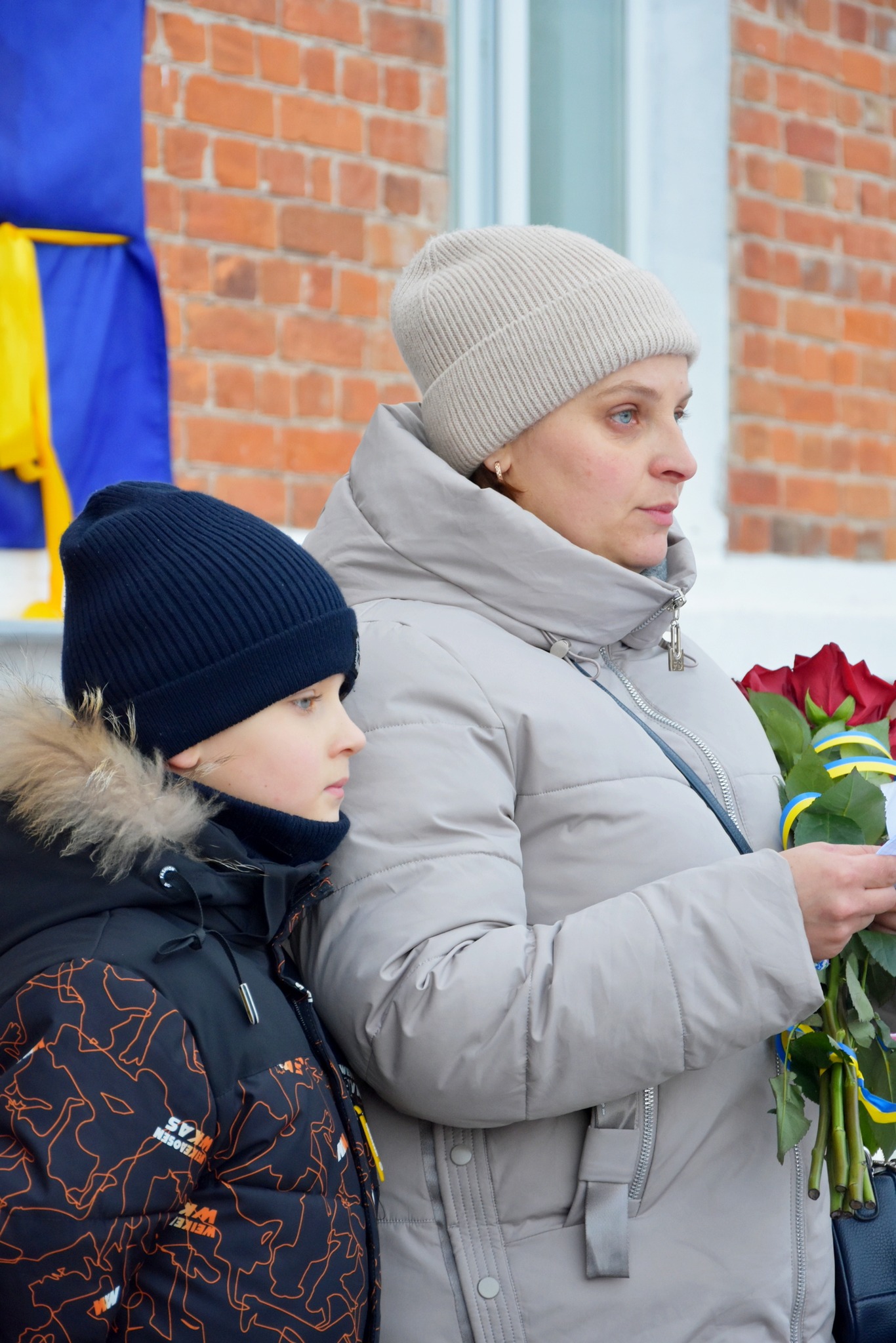 У селі на Чернігівщині рідні загиблого воїна встановили новий паркан на місцевому кладовищі