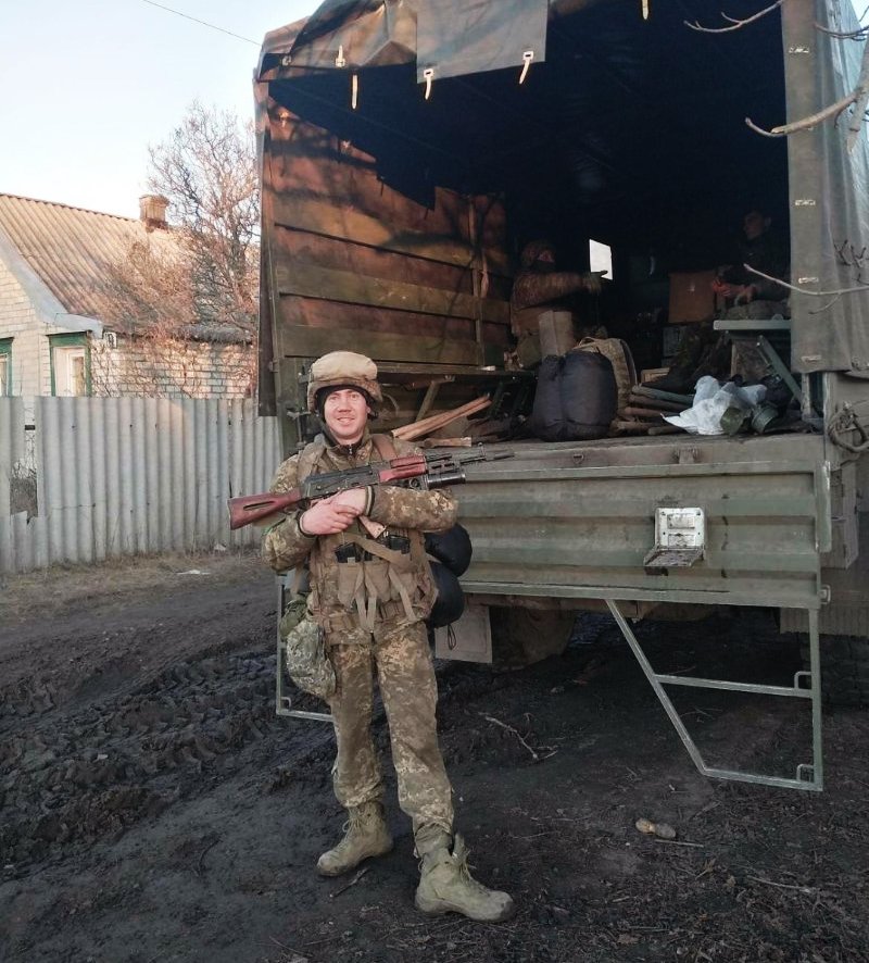 У селі на Чернігівщині рідні загиблого воїна встановили новий паркан на місцевому кладовищі