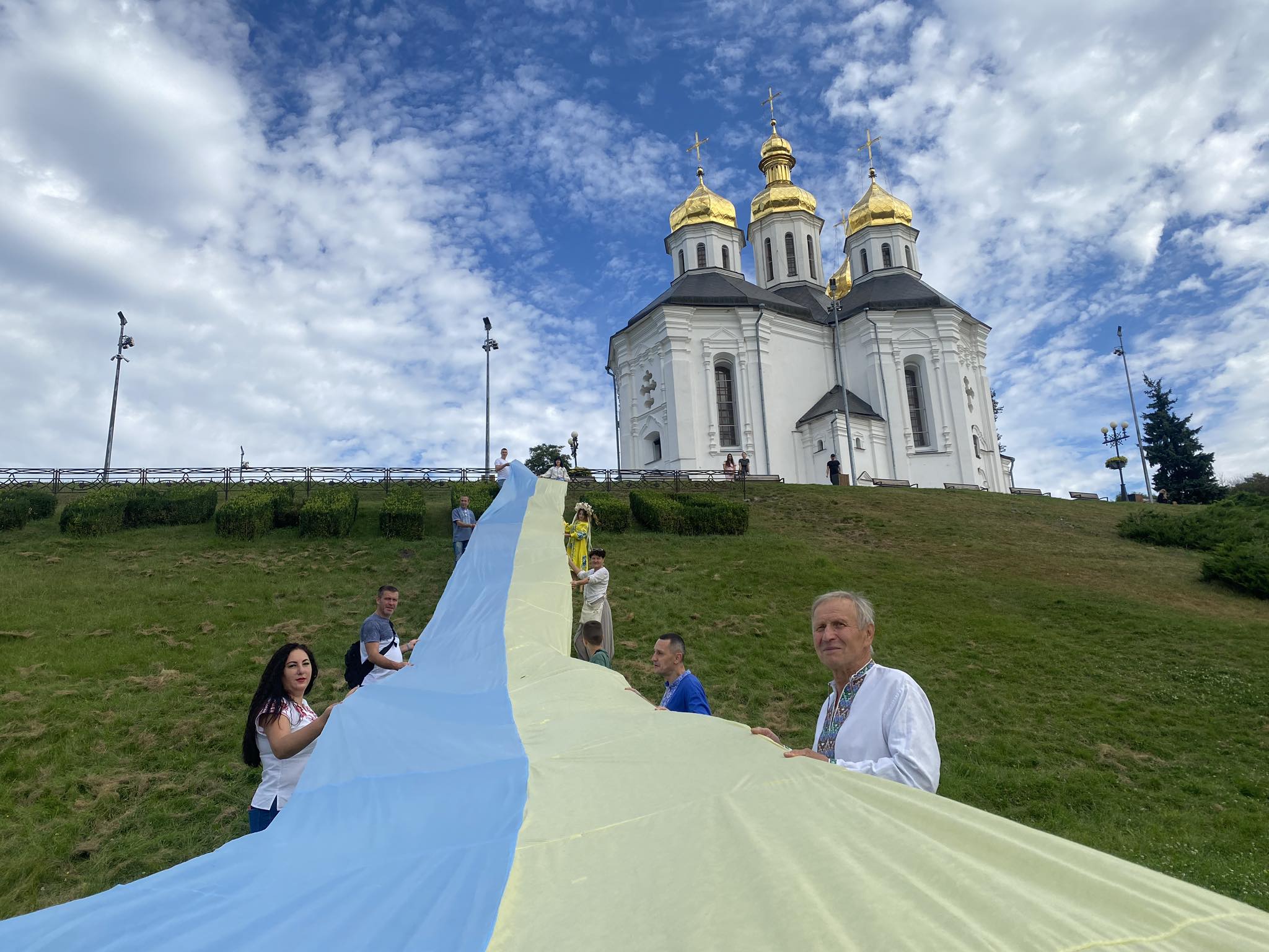 У Чернігові розгорнули 70-метровий прапор України Акцію до Дня Прапора України. ФОТО