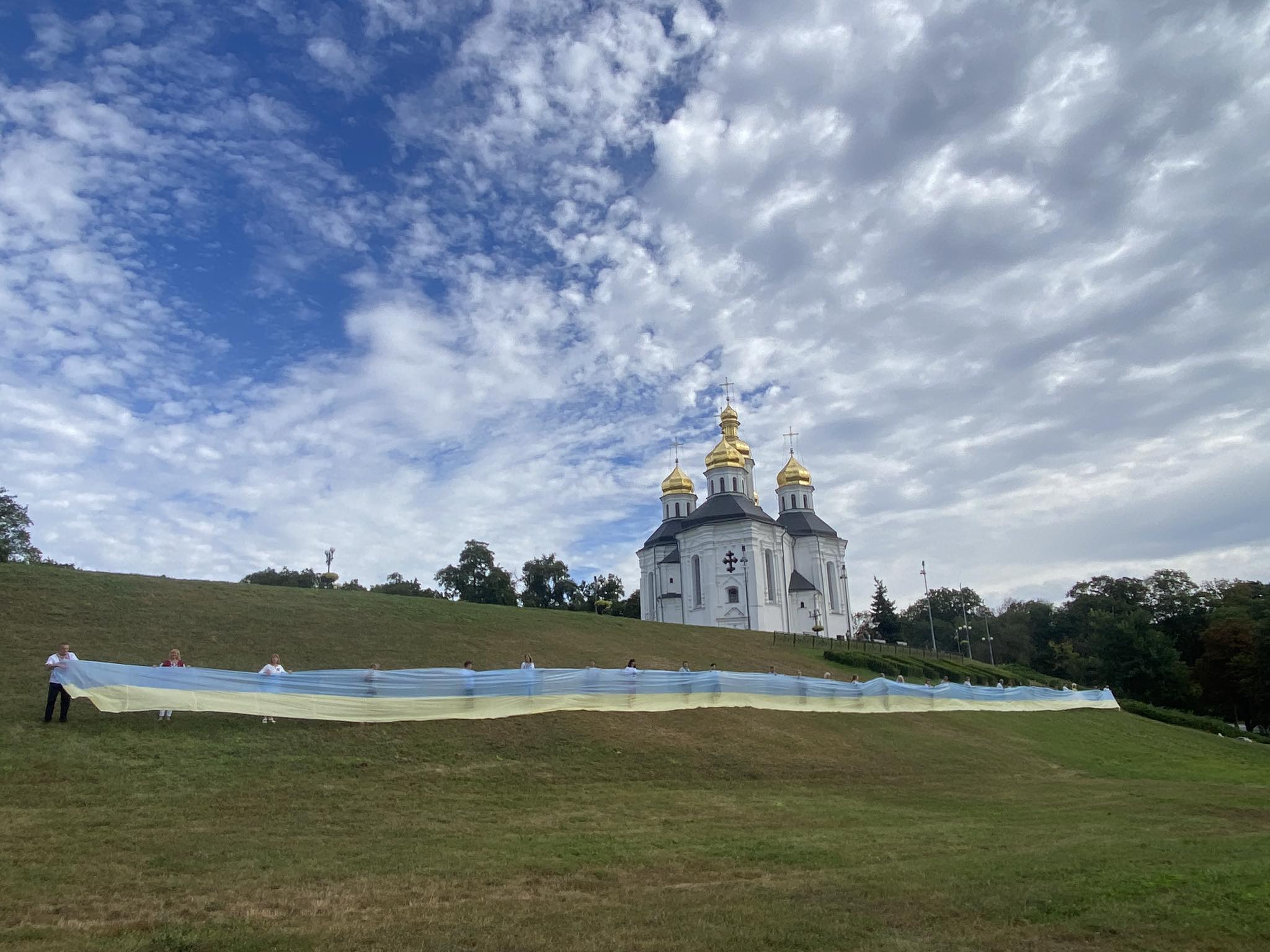 У Чернігові розгорнули 70-метровий прапор України Акцію до Дня Прапора України. ФОТО