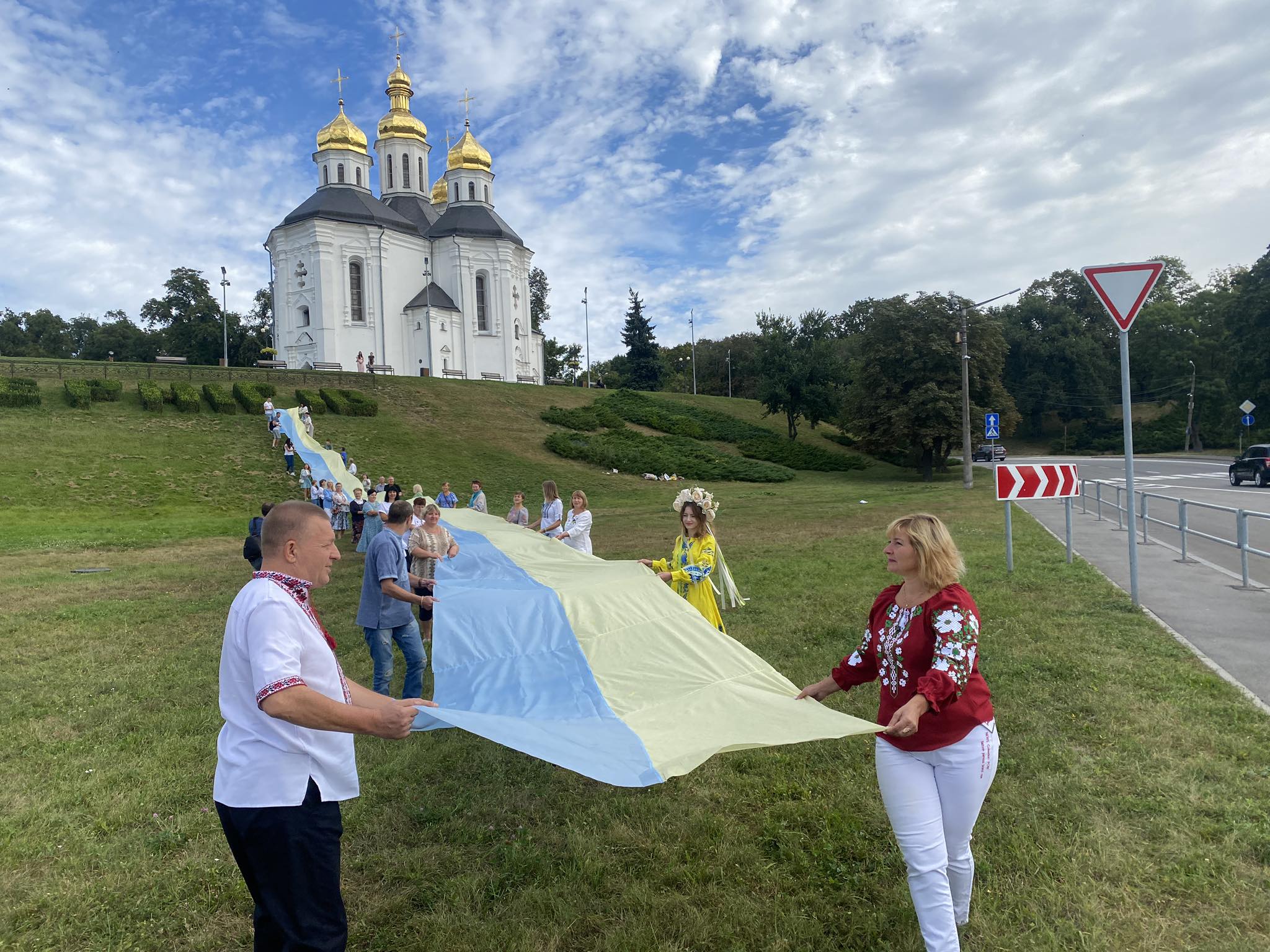 У Чернігові розгорнули 70-метровий прапор України Акцію до Дня Прапора України. ФОТО