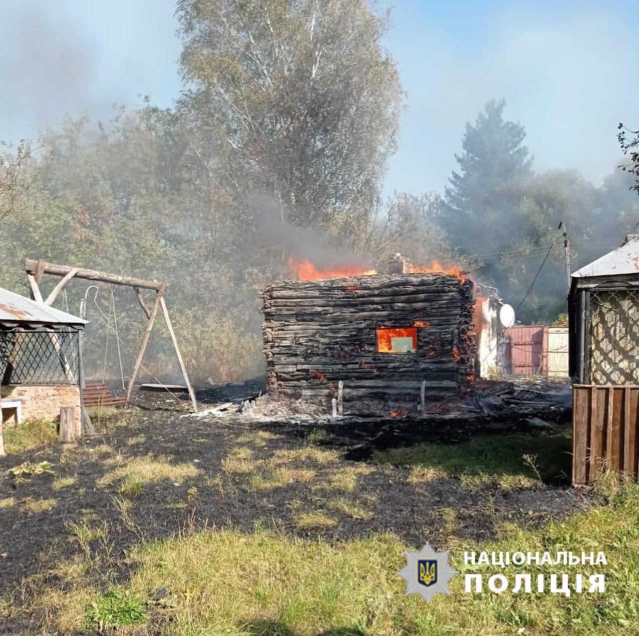 Знищено трактор та причепи сіном, пошкоджені будинки: росіяни атакували прикордоння Чернігівщини. ФОТО