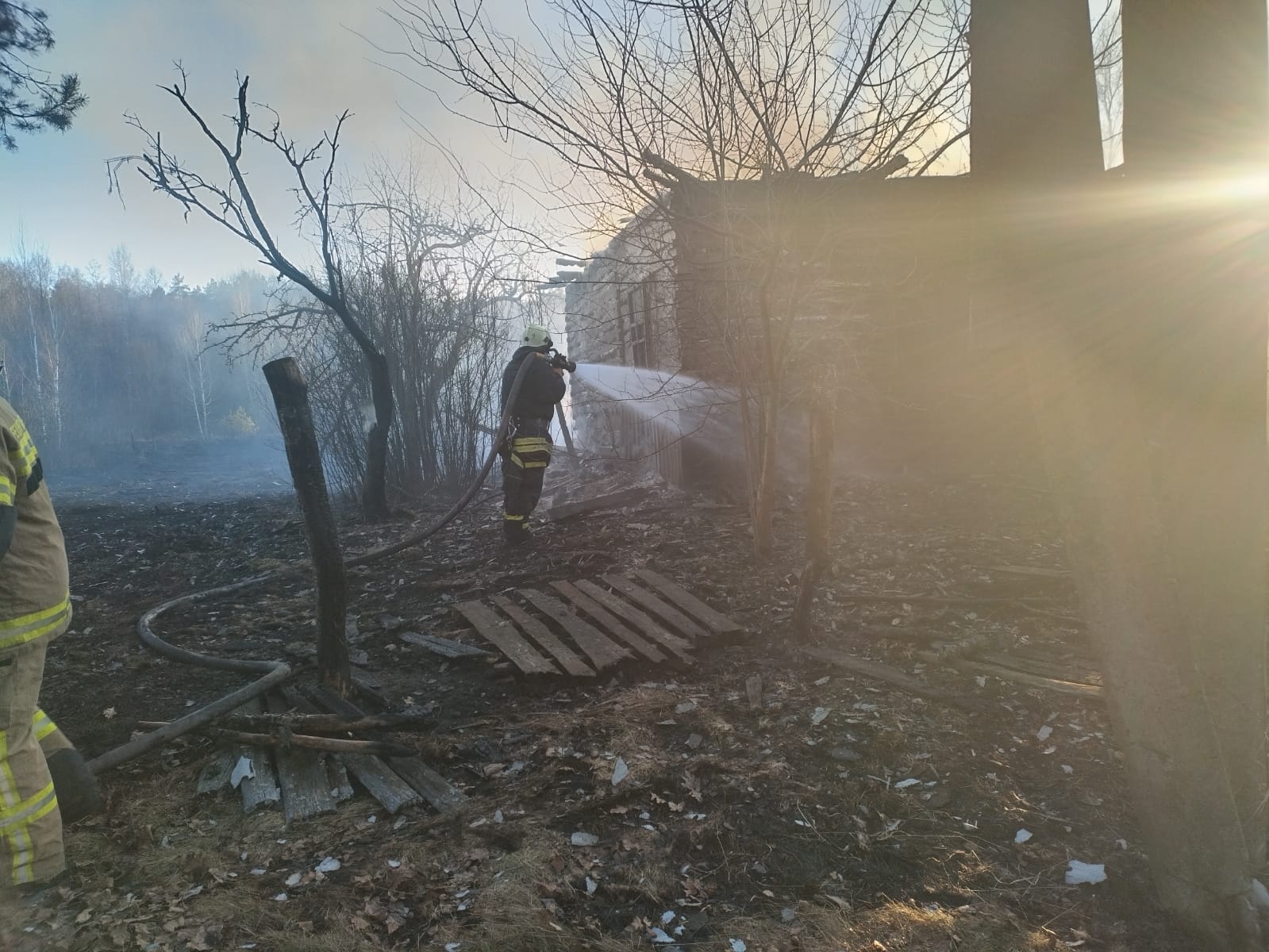 На Корюківщині через випалювання сухої трави згоріли два будинки. ФОТОфакт