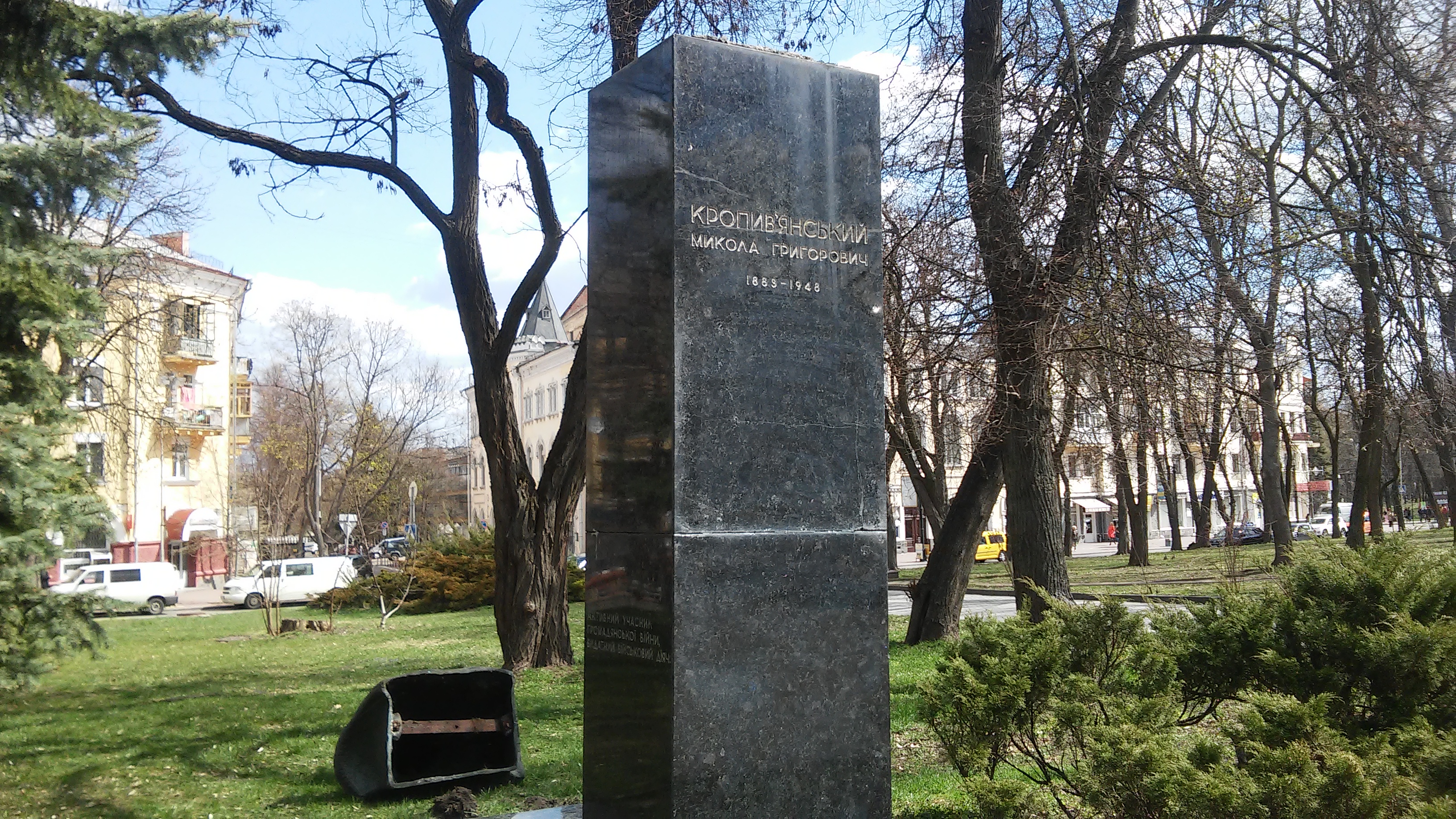 На Алеї Героїв у Чернігові повалили ще два пам’ятники