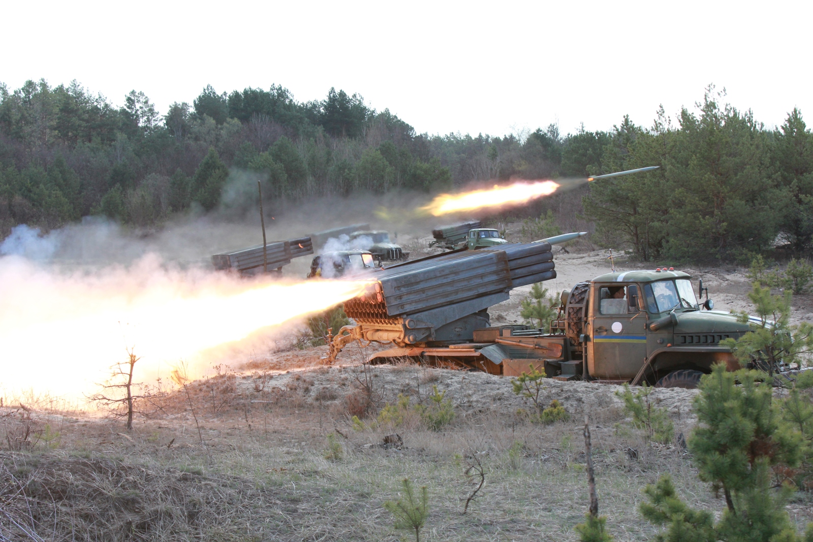 Стрельба реактивной артиллерии. РСЗО БМ-21 "град" ВСУ. Град БМ-21 ВСУ. БМ-21 град на Украине. Стрельба из БМ 21 град.