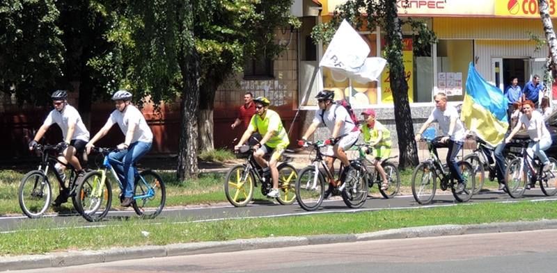 Чернігівські велосипедисти випробували першу в місті велодоріжку