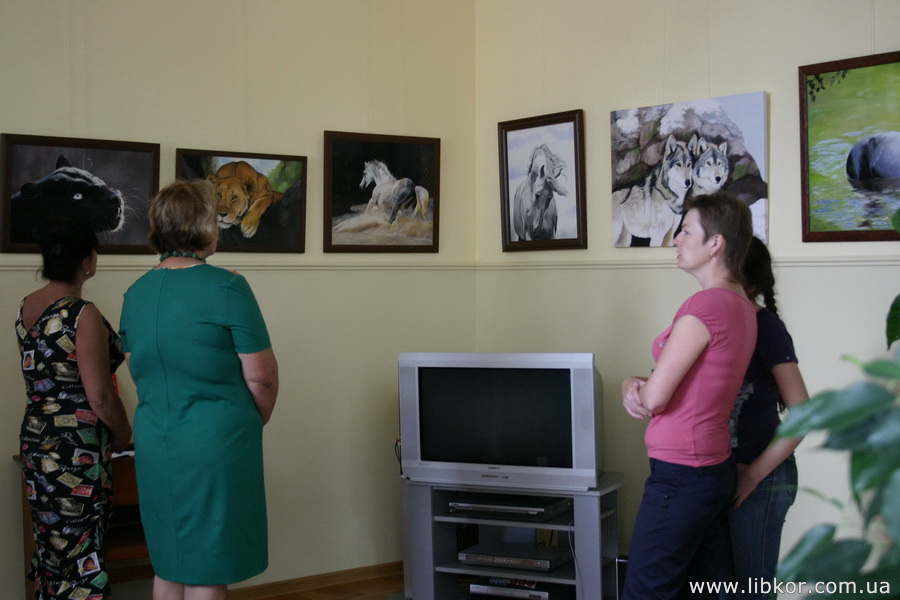 В библиотеке открылась выставка картин «В мире животных»