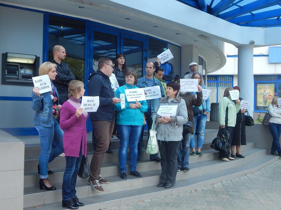 Ошукані інвестори пікетували чернігівський банк