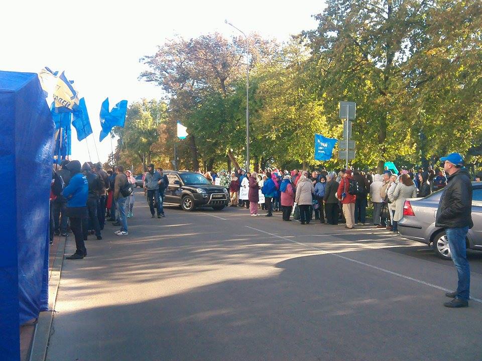 Під стінами міськради мітинг – люди прийшли «давити» на депутатів