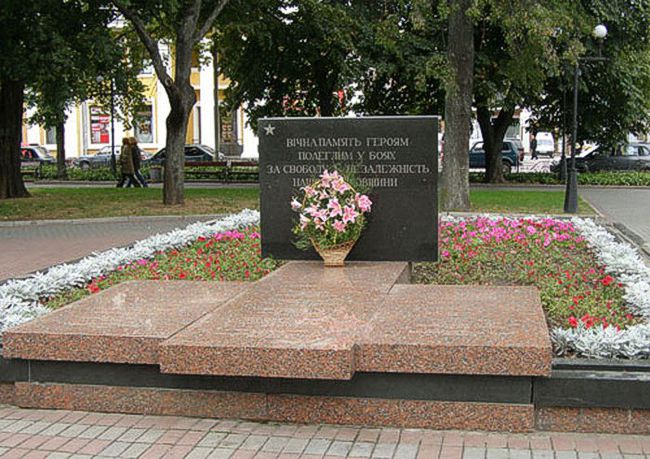 З центру Чернігова пропонують прибрати солдатські могили