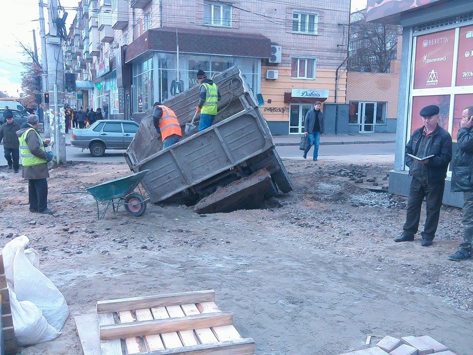 У центрі Чернігова під землю провалилась вантажівка