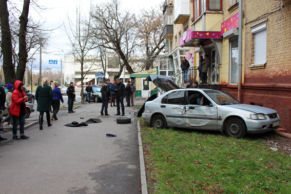 Поліцейська погоня: водій зупинився тільки перед деревом