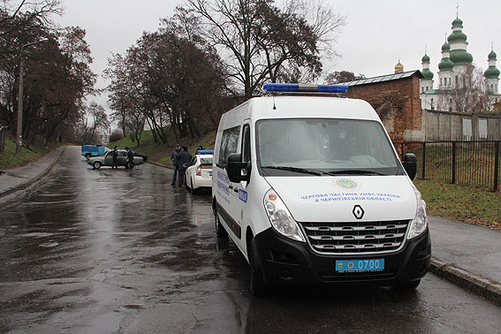 У Чернігові біля виборчої дільниці вибухотехніки підірвали підозрілу валізу