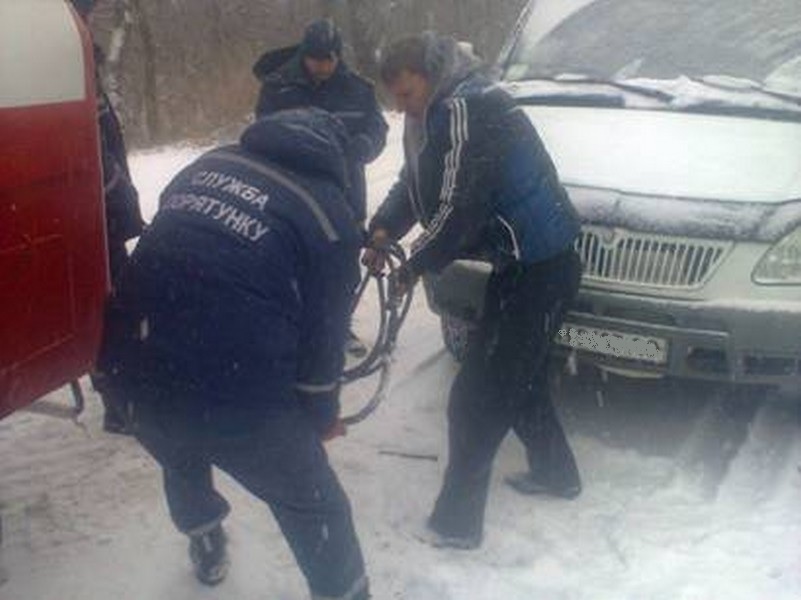 На Чернігівщині мікроавтобус з пасажирами застряг у сніговому заметі