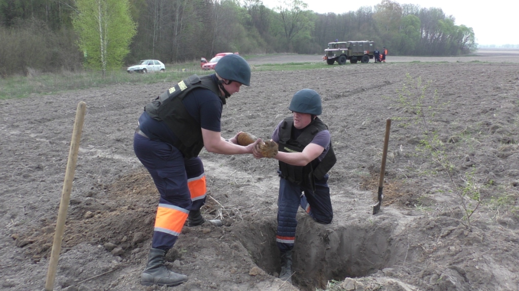 Під час оранки тракторист натрапив на арсенал боєприпасів