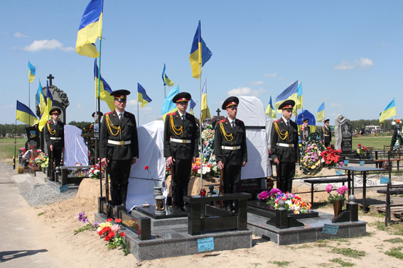 У Чернігові встановили пам'ятники над могилами героїв. ФОТОрепортаж
