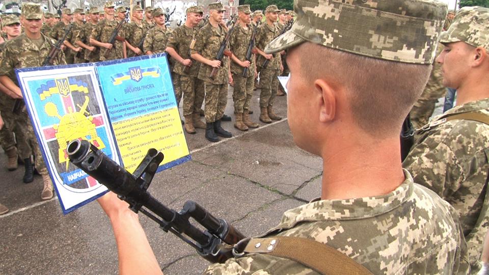 У "Десні" майже 2 тисячі призовників присягнули на вірність Україні. ФОТО