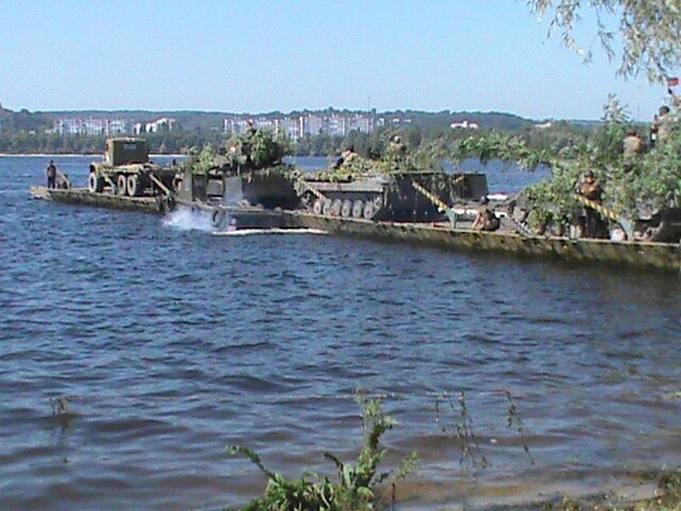 Чернігівські військові вперше за незалежність форсували Дніпро паромною переправою. Відео