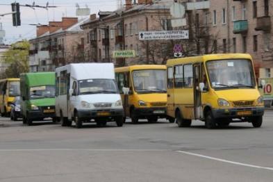 У Чернігові маршрутка поїхала на «червоний» і потрапила в ДТП. Відео. ОНОВЛЕНО