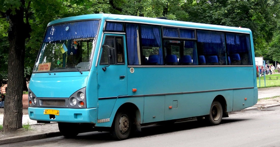 У Чернігові Nissan «влетів» у автобус з пасажирами