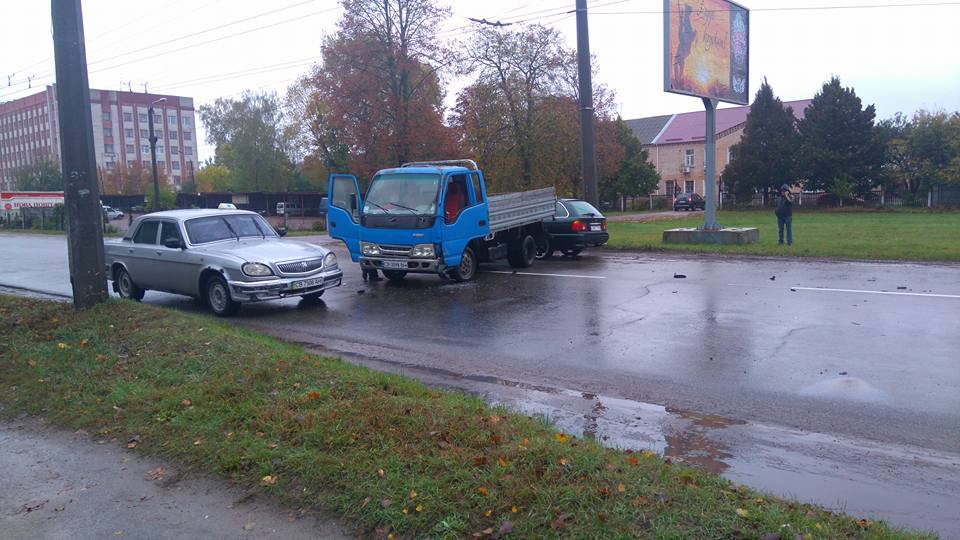 ДТП у Чернігові: від удару вантажівку розвернуло на дорозі