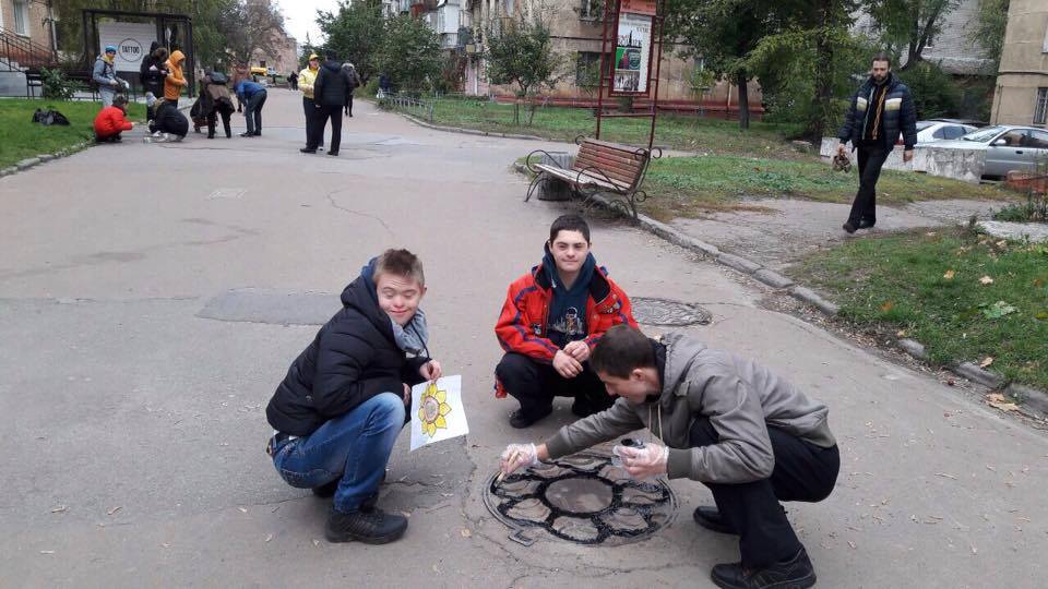 Особливі діти розмалювали люки в центрі Чернігова. ФОТО