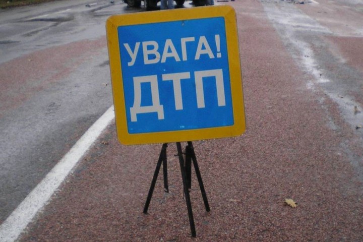 На Чернігівщині водій на «Ладі» влетів у паркан і перекинувся 