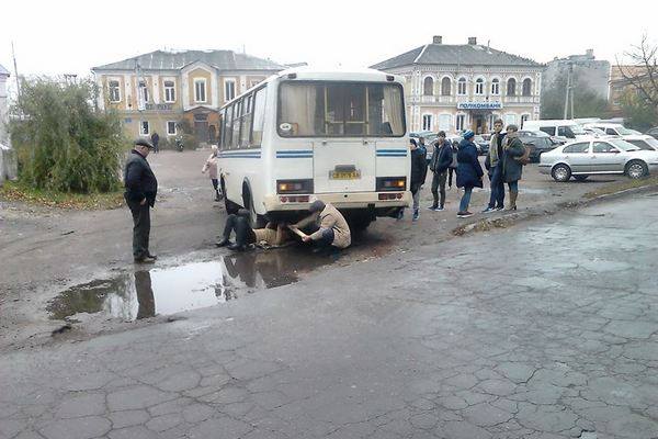 На Чернігівщині автобус з дітьми мало не вибухнув, потрапивши у величезну яму на дорозі