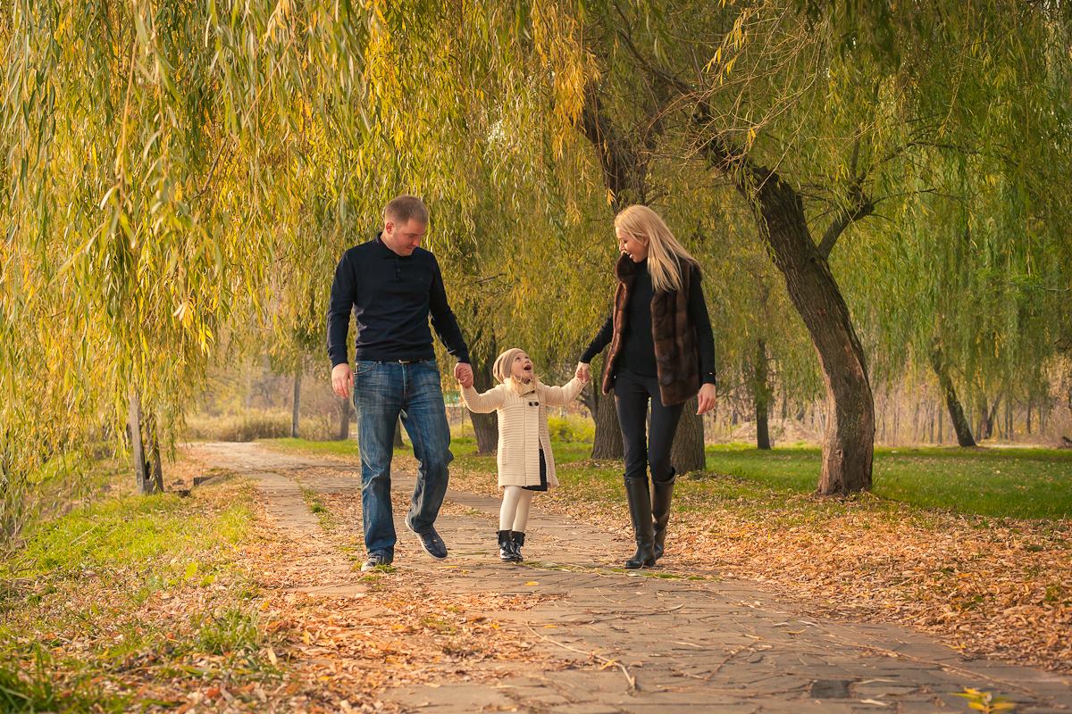 Папа и мама горько. Прогулка в парке. Семья на прогулке. Прогулка в парке с детьми. Семья на прогулке в парке.