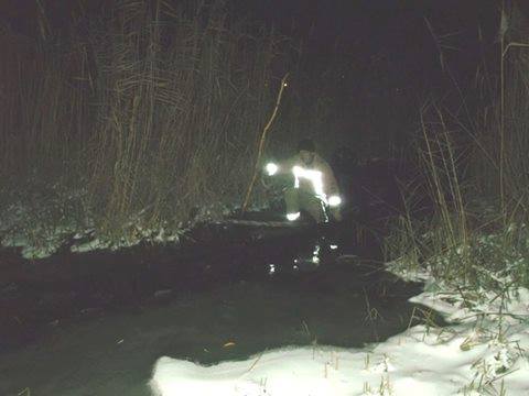 Перші жертви крихкого льду: на Чернігівщині у воді застрягла жінка