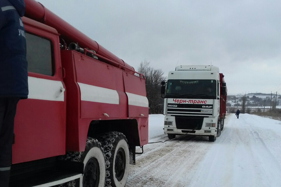 На Прилуччині вантажівка застрягла в заметі