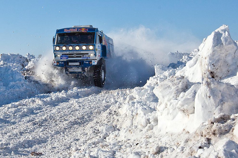 У Чернігові та області у снігових заметах застрягли 6 вантажівок