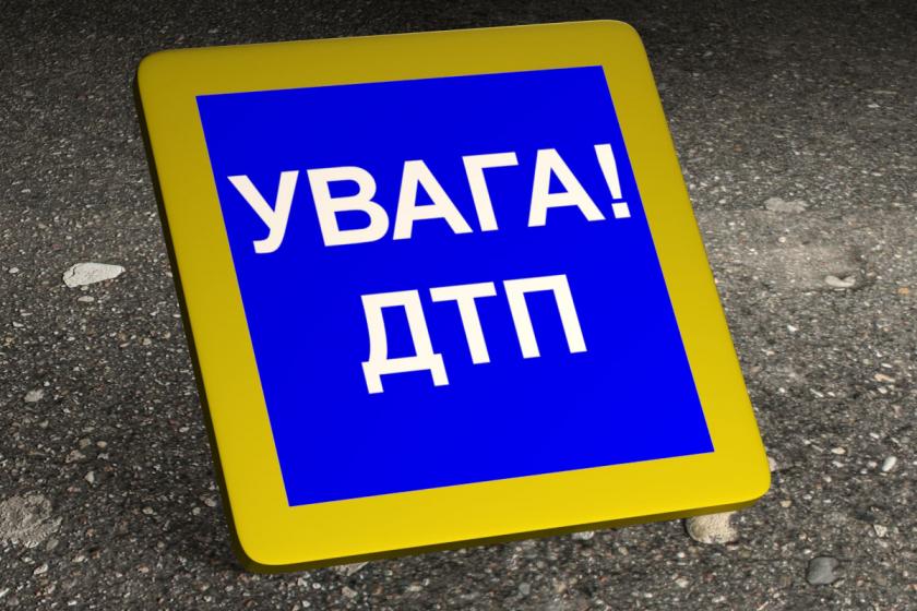 У Чернігові "Nissan" після зіткнення винесло на тротуар, де він збив пішохода