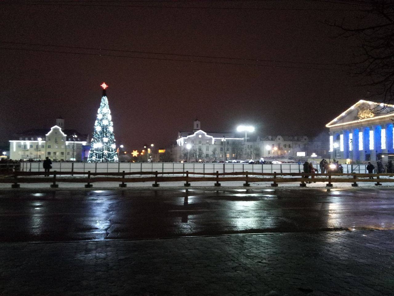 Центр Чернігова засяяв новорічними вогнями. ФОТОрепортаж