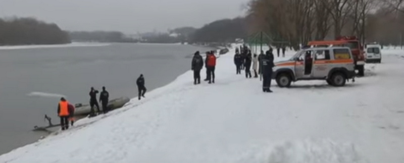 Чернігівські рятувальники другий день шукають затонулий у Десні автомобіль