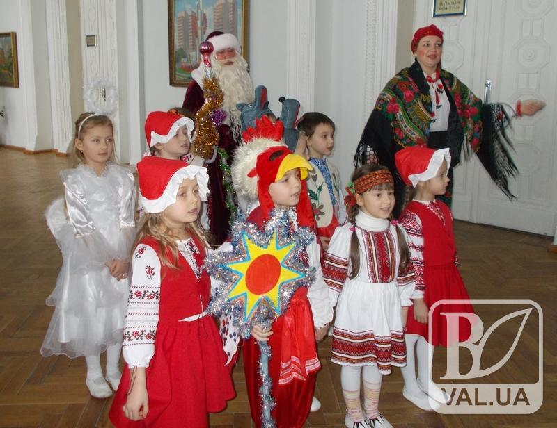 Дошкільнята завітали до мера защедрувати