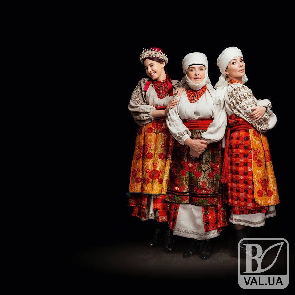 Відома актриса вбралась в автентичне вбрання Чернігівщини для благодійного календаря