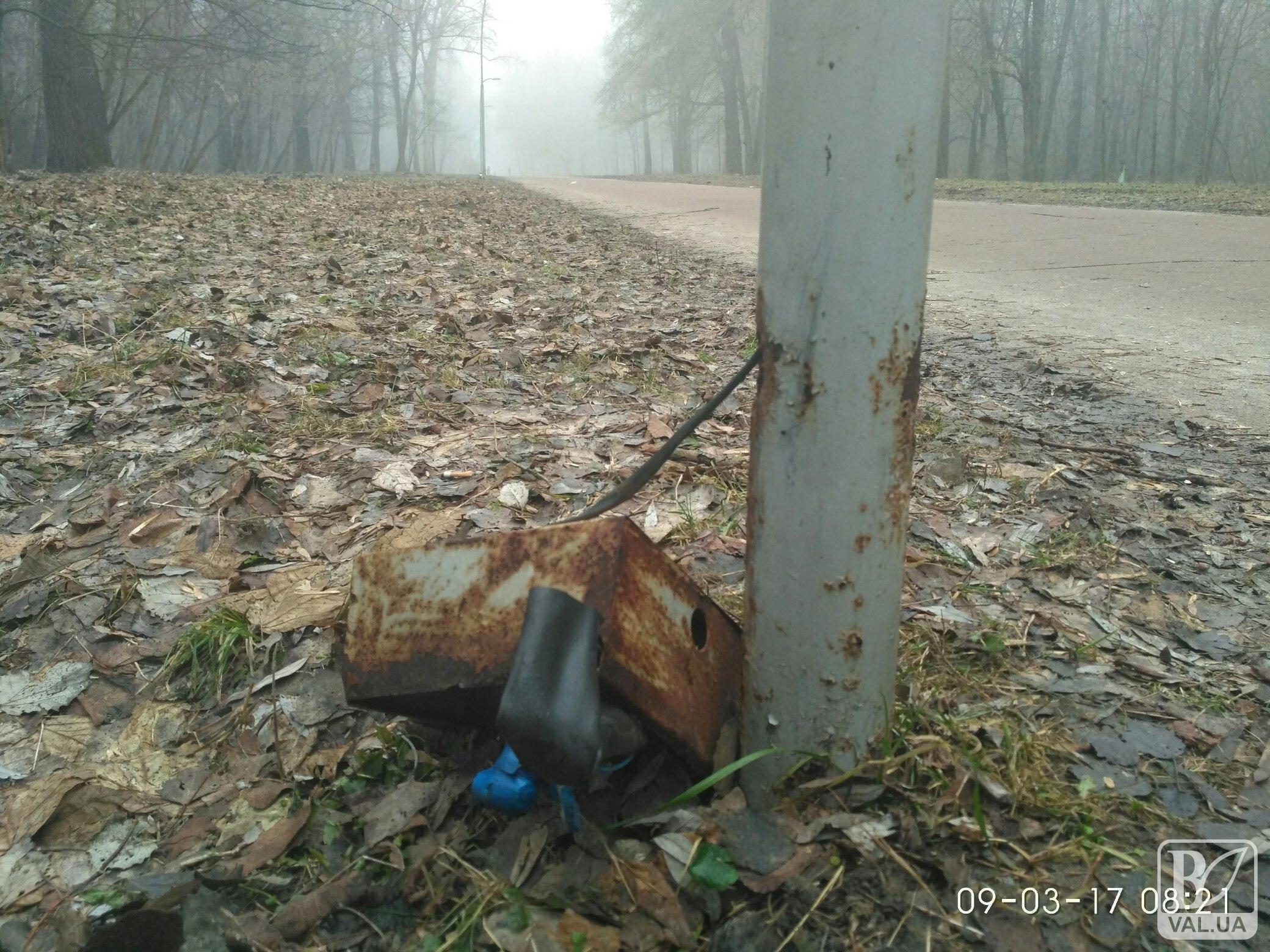 У Чернігові з'явилась «вулиця розбитих ліхтарів». ФОТОфакт