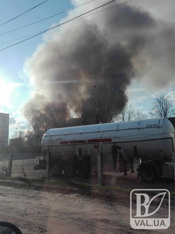 Горять склади біля газозаправки на Бобровиці. ФОТО